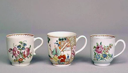Liverpool kaffekopp, ca 1750-80; Lowestoft kaffekopp i porslin, 1778; Worcester kaffekopp i porslin, ca 1750-70